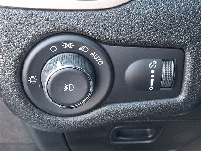 Used 2018 Jeep Cherokee Latitude w/ Altitude Package image 23