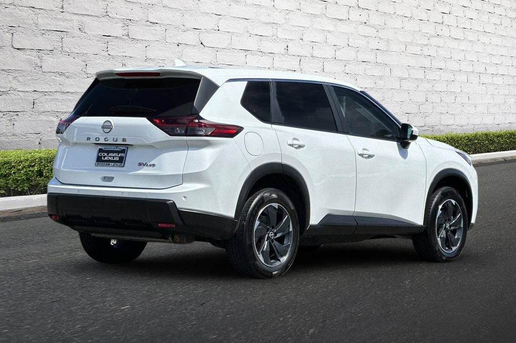 Used 2024 Nissan Rogue SV AWD/4WD image 4