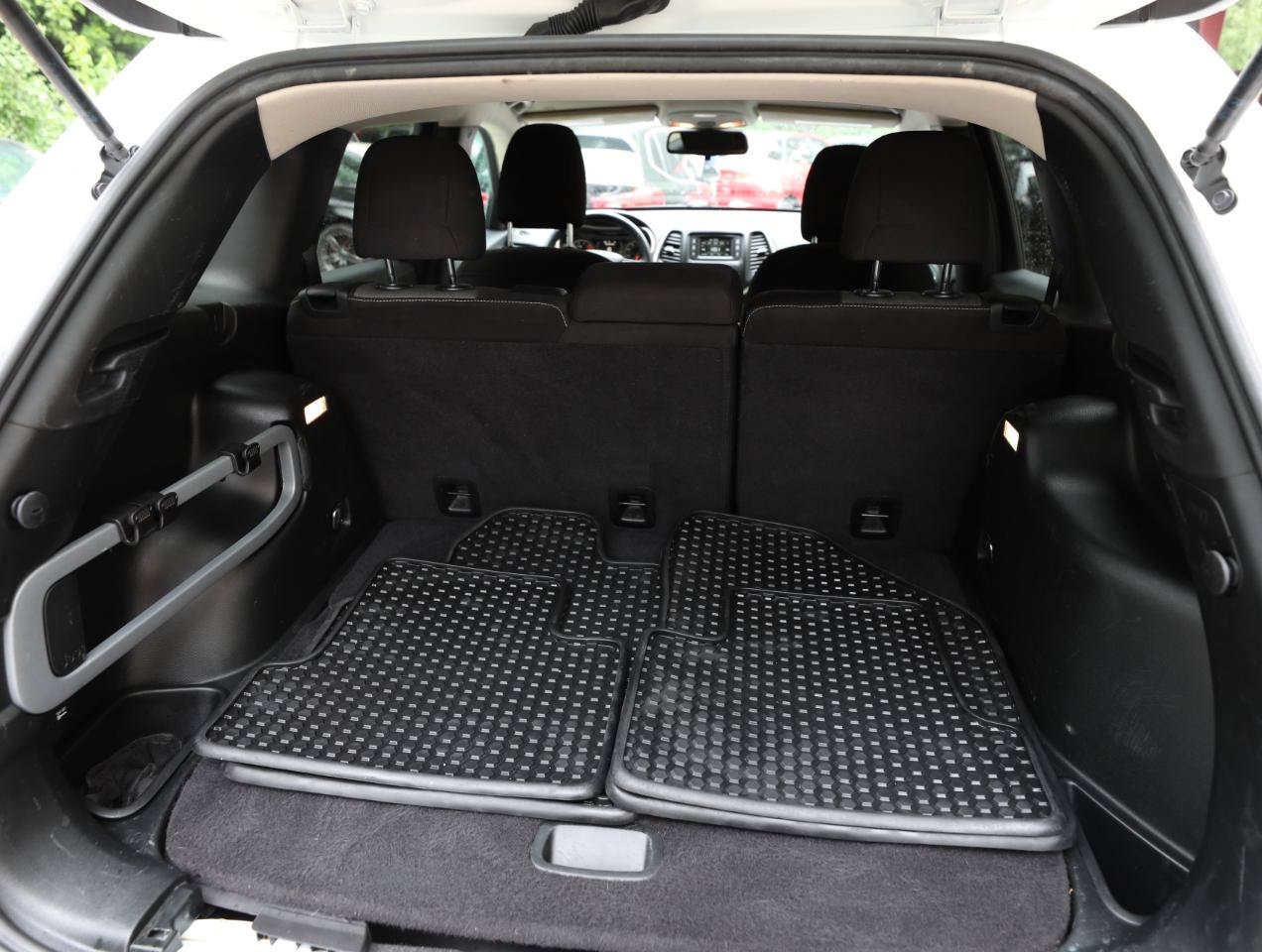 Used 2018 Jeep Cherokee Latitude w/ Altitude Package AWD/4WD image 13