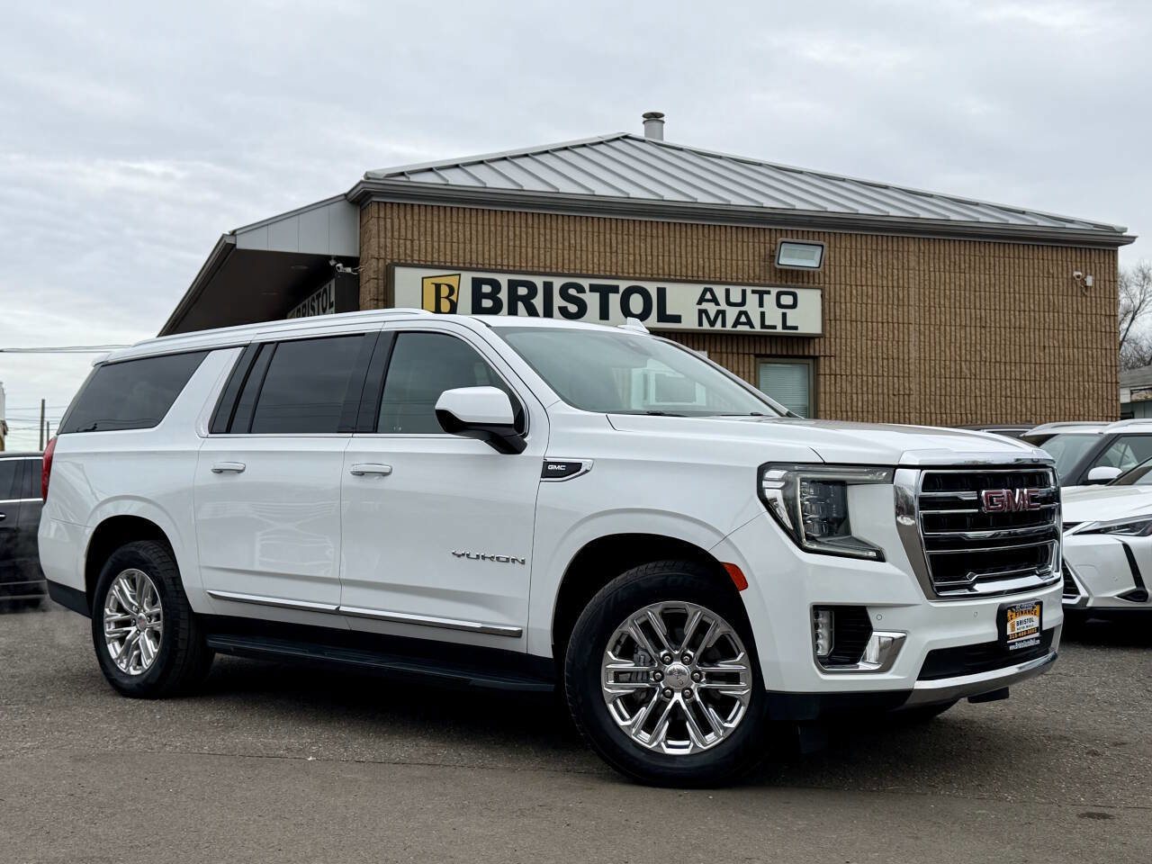 Used 2021 GMC Yukon XL SLT image 1