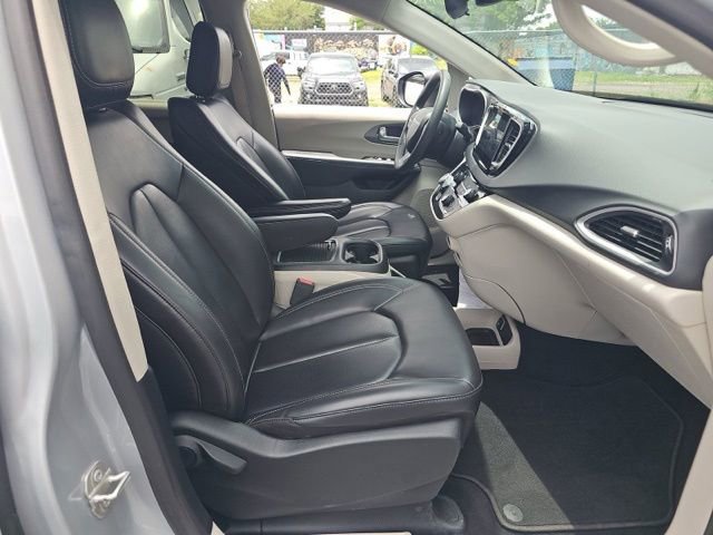 Used 2023 Chrysler Pacifica Touring-L FWD image 20
