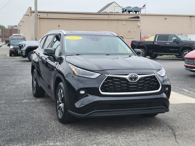 Used 2023 Toyota Highlander XLE image 3
