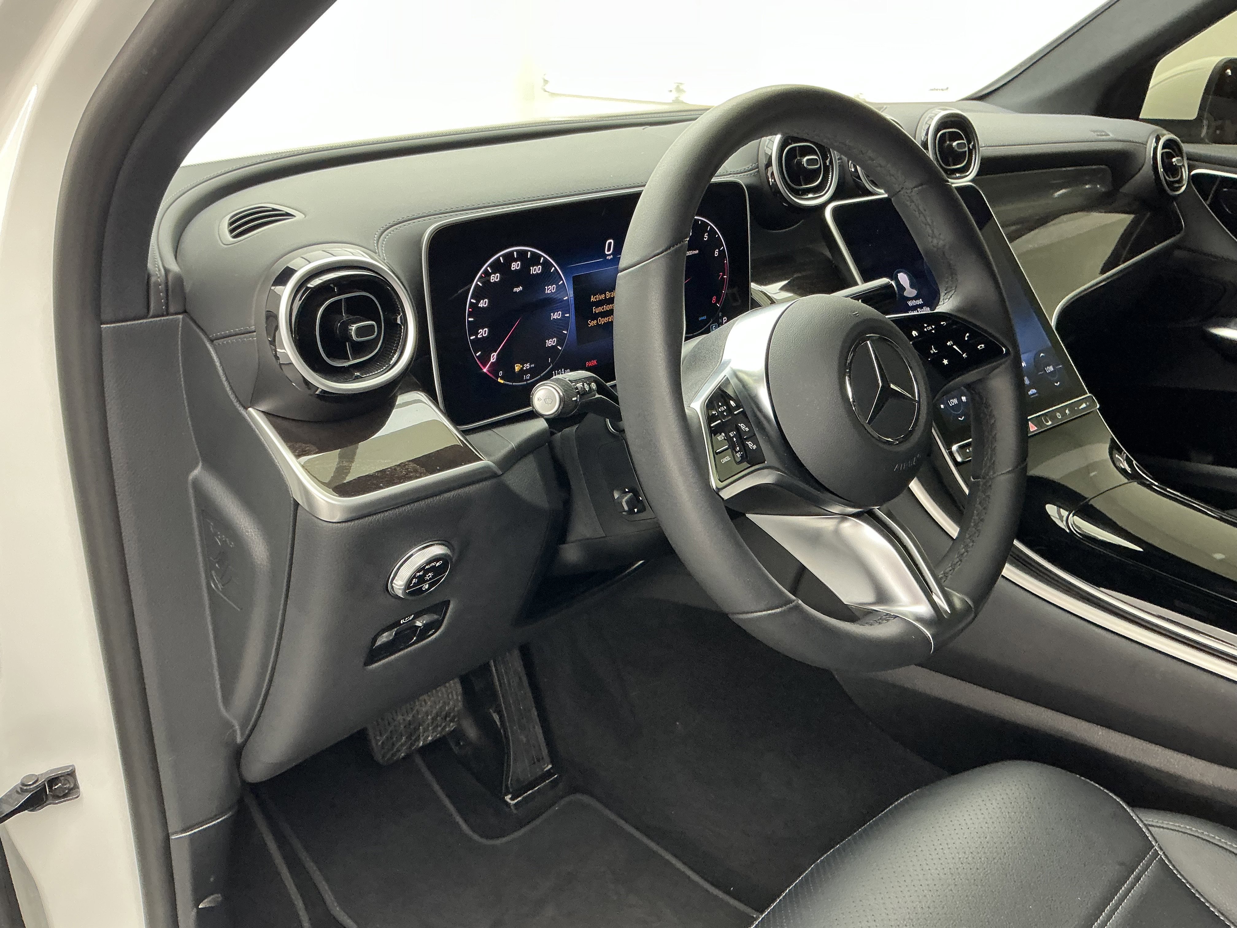 Used 2024 Mercedes-Benz GLC 300 4MATIC image 12