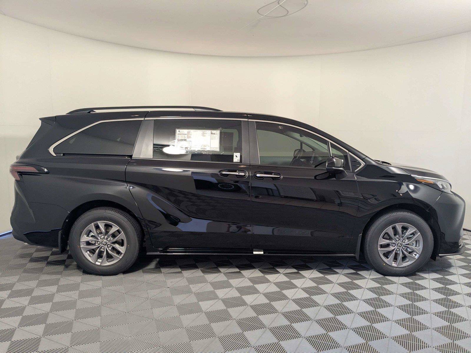 New 2026 Toyota Sienna XLE FWD image 4