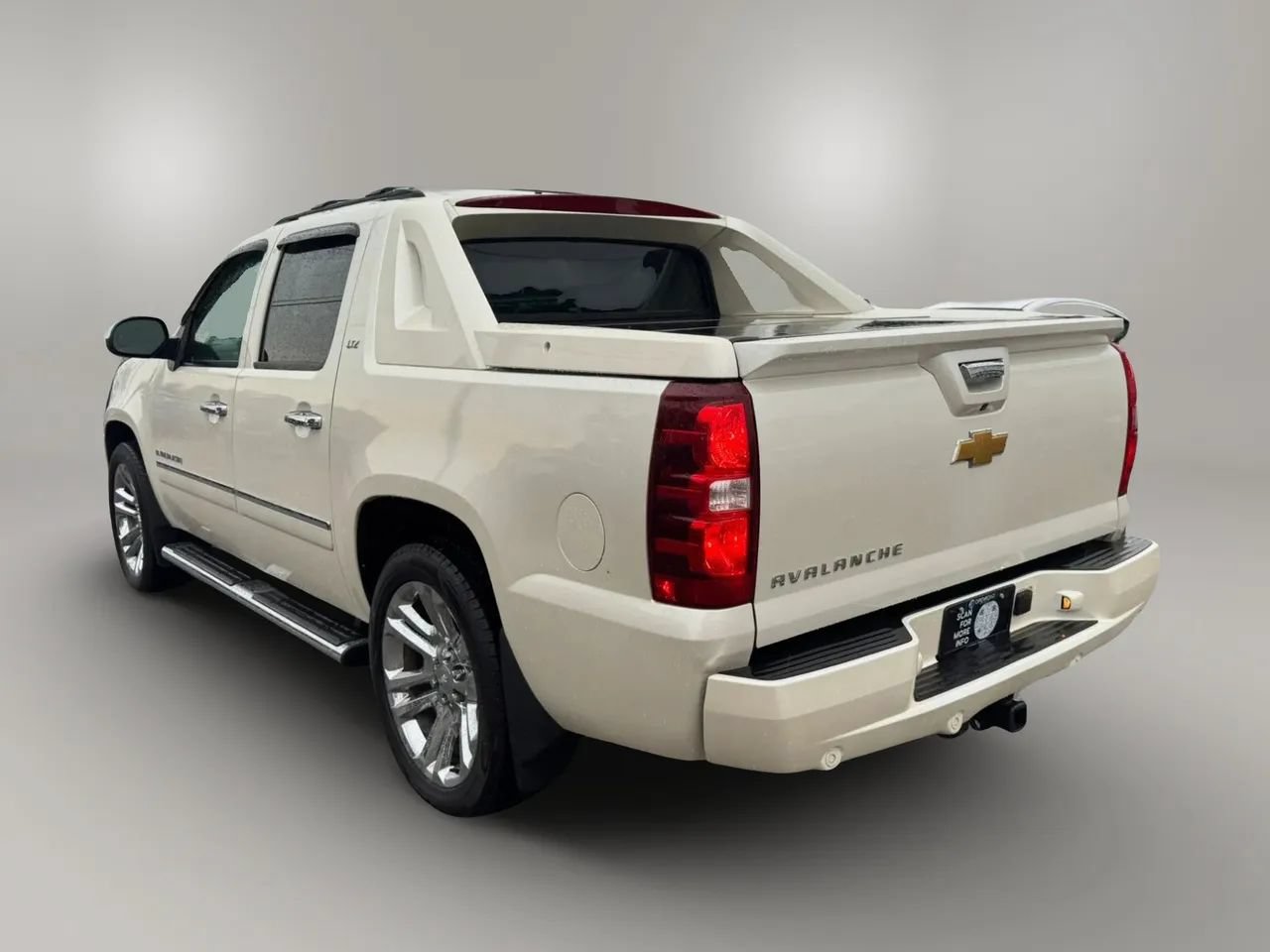 Used 2012 Chevrolet Avalanche LTZ AWD/4WD image 5