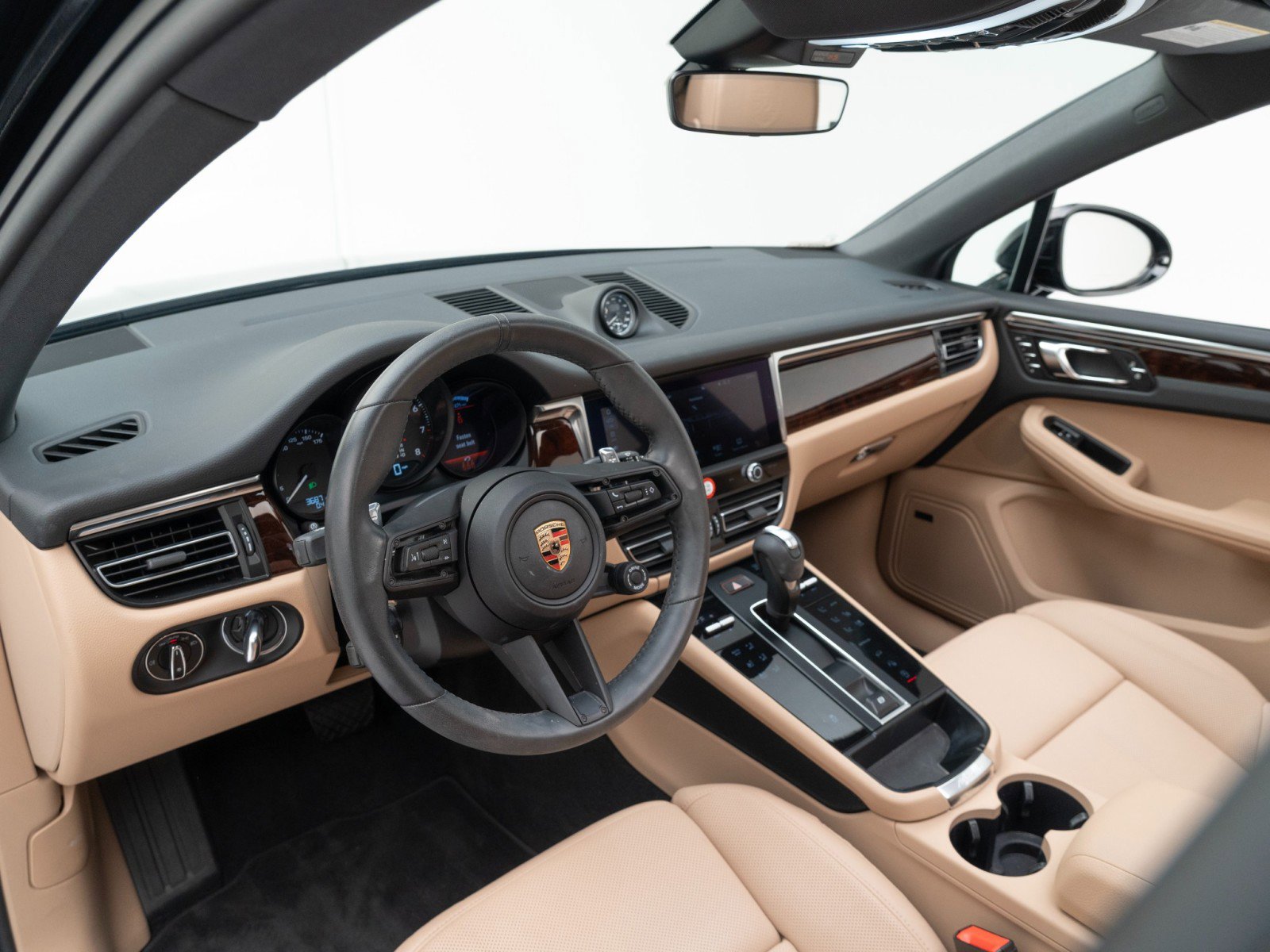 Certified 2025 Porsche Macan AWD/4WD image 4