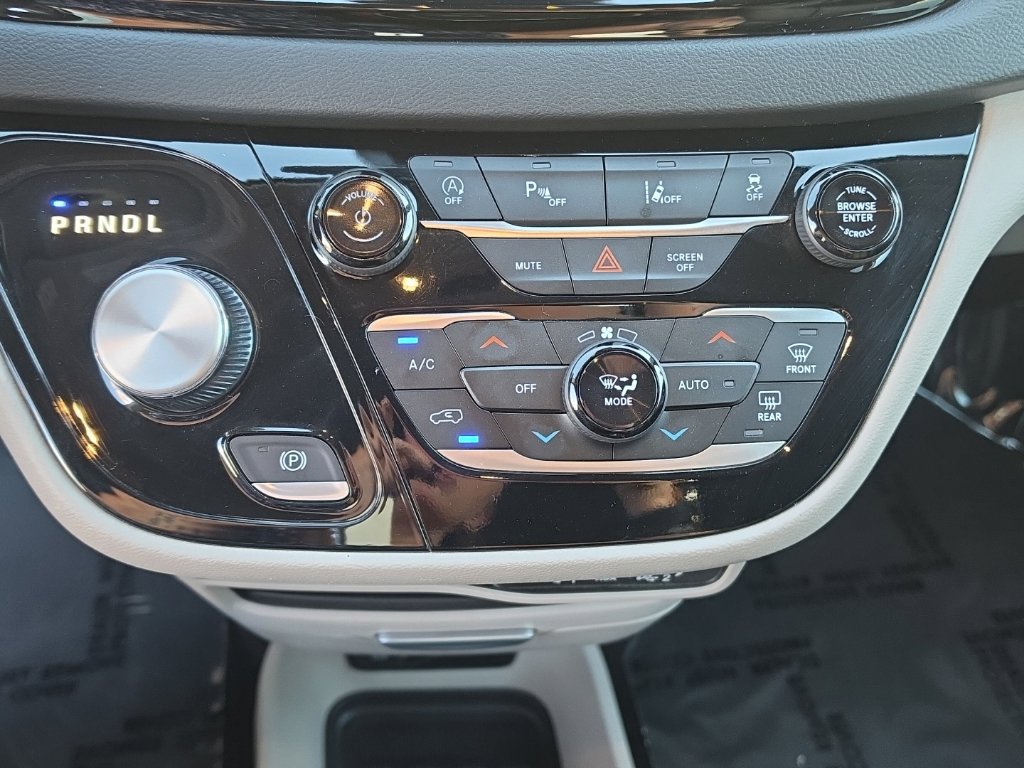 Used 2024 Chrysler Pacifica Touring-L FWD image 28