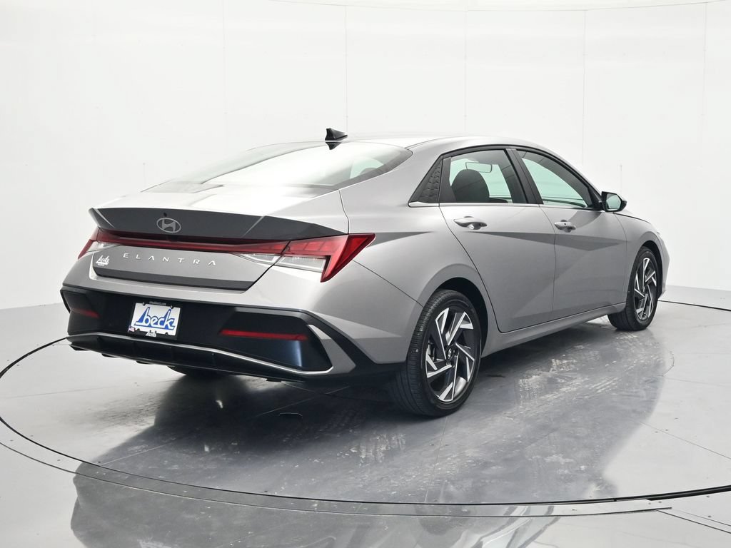 Used 2025 Hyundai Elantra SEL FWD image 5