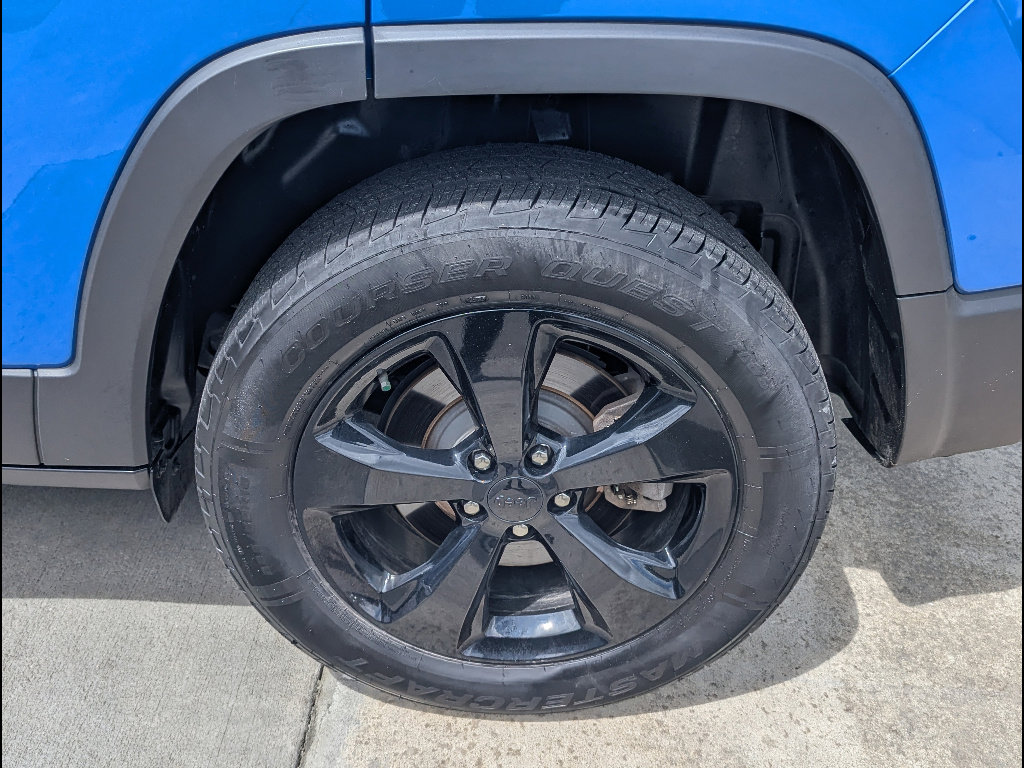 Used 2020 Jeep Cherokee Latitude Plus AWD/4WD image 13