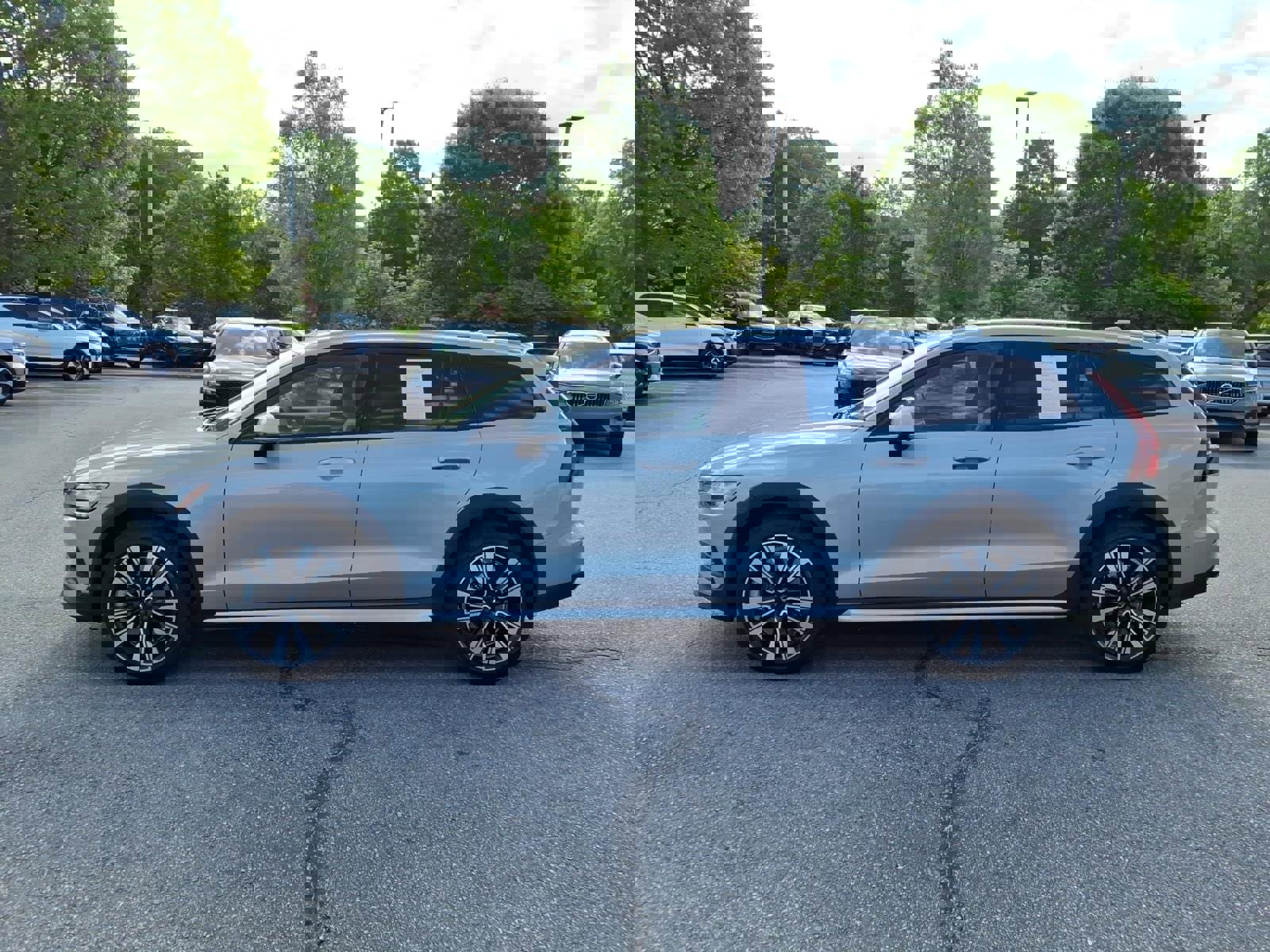 Used 2024 Volvo V60 B5 Cross Country Ultimate image 8