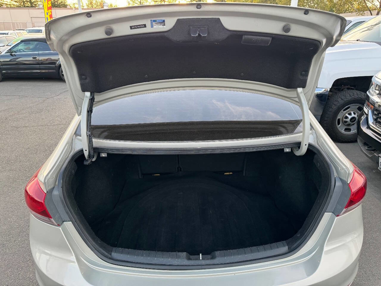 Used 2017 Hyundai Elantra SE image 17