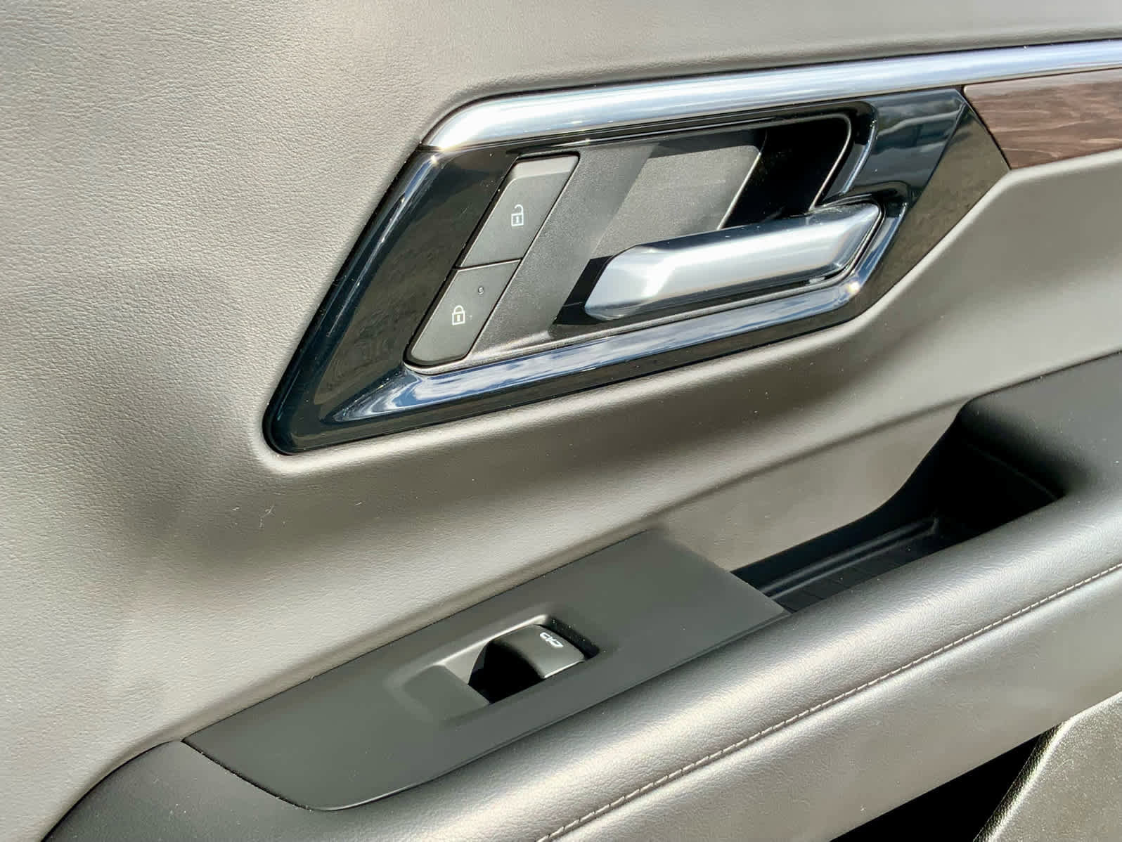 Used 2025 Chevrolet Suburban Z71 AWD/4WD image 49