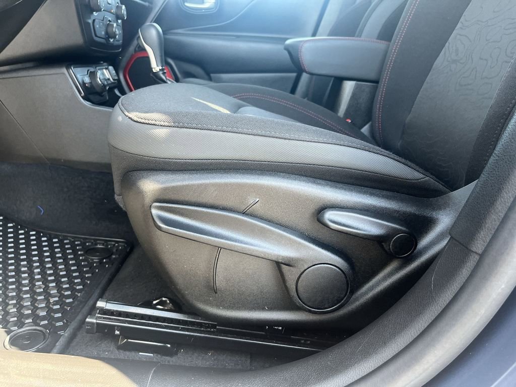 Used 2023 Jeep Renegade Trailhawk AWD/4WD image 14
