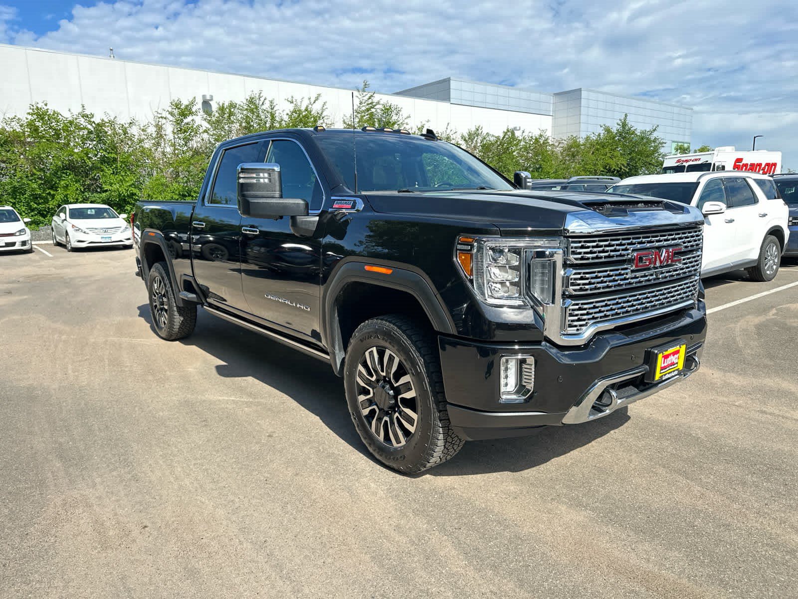 Used 2022 GMC Sierra 3500 Denali w/ Denali Black Diamond Edition AWD/4WD image 2