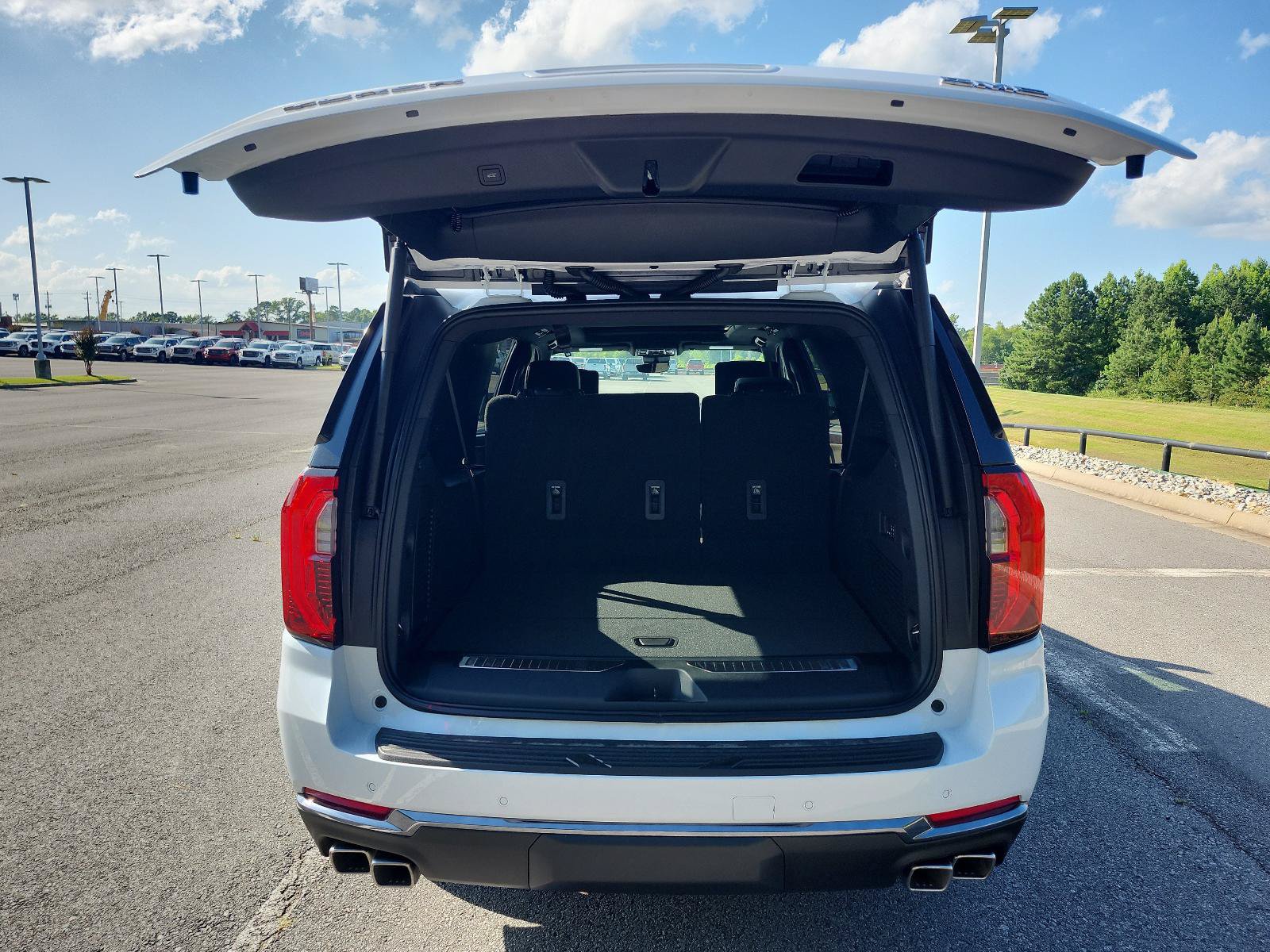 New 2026 GMC Yukon XL Denali Ultimate AWD/4WD image 9