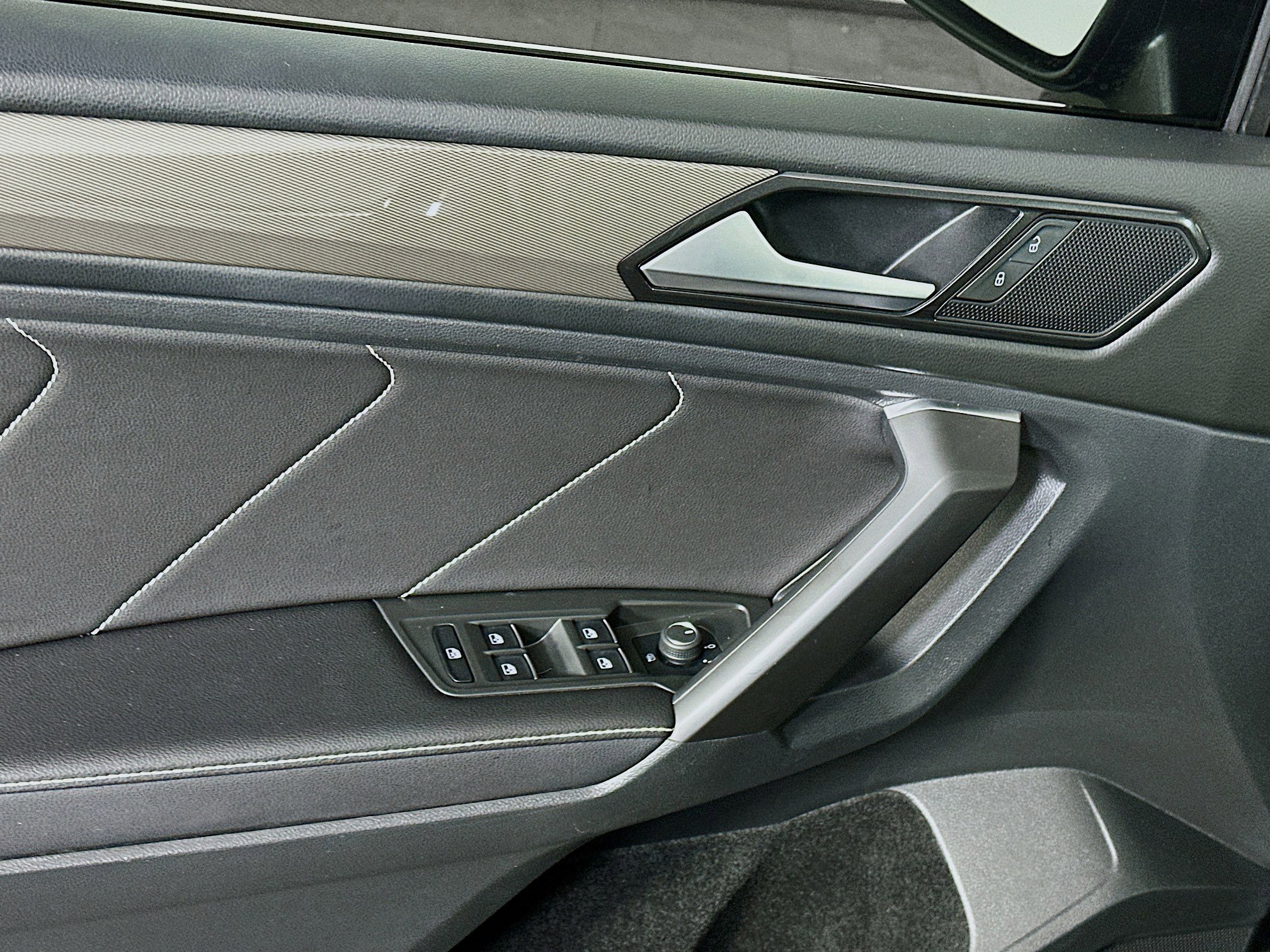 Used 2022 Volkswagen Tiguan SE image 15