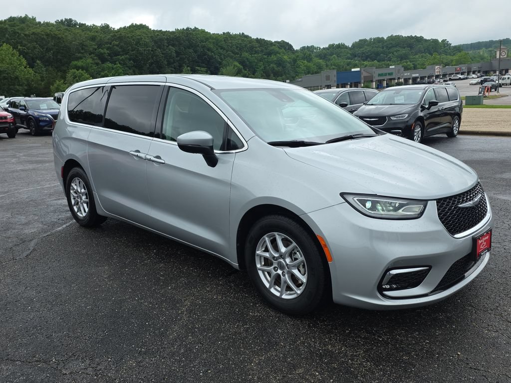 Used 2023 Chrysler Pacifica Touring-L FWD image 2