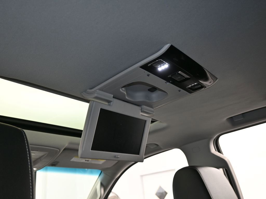 Used 2018 Chevrolet Suburban LT image 12