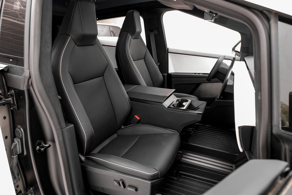 Used 2024 Tesla Cybertruck AWD Crew Cab image 35