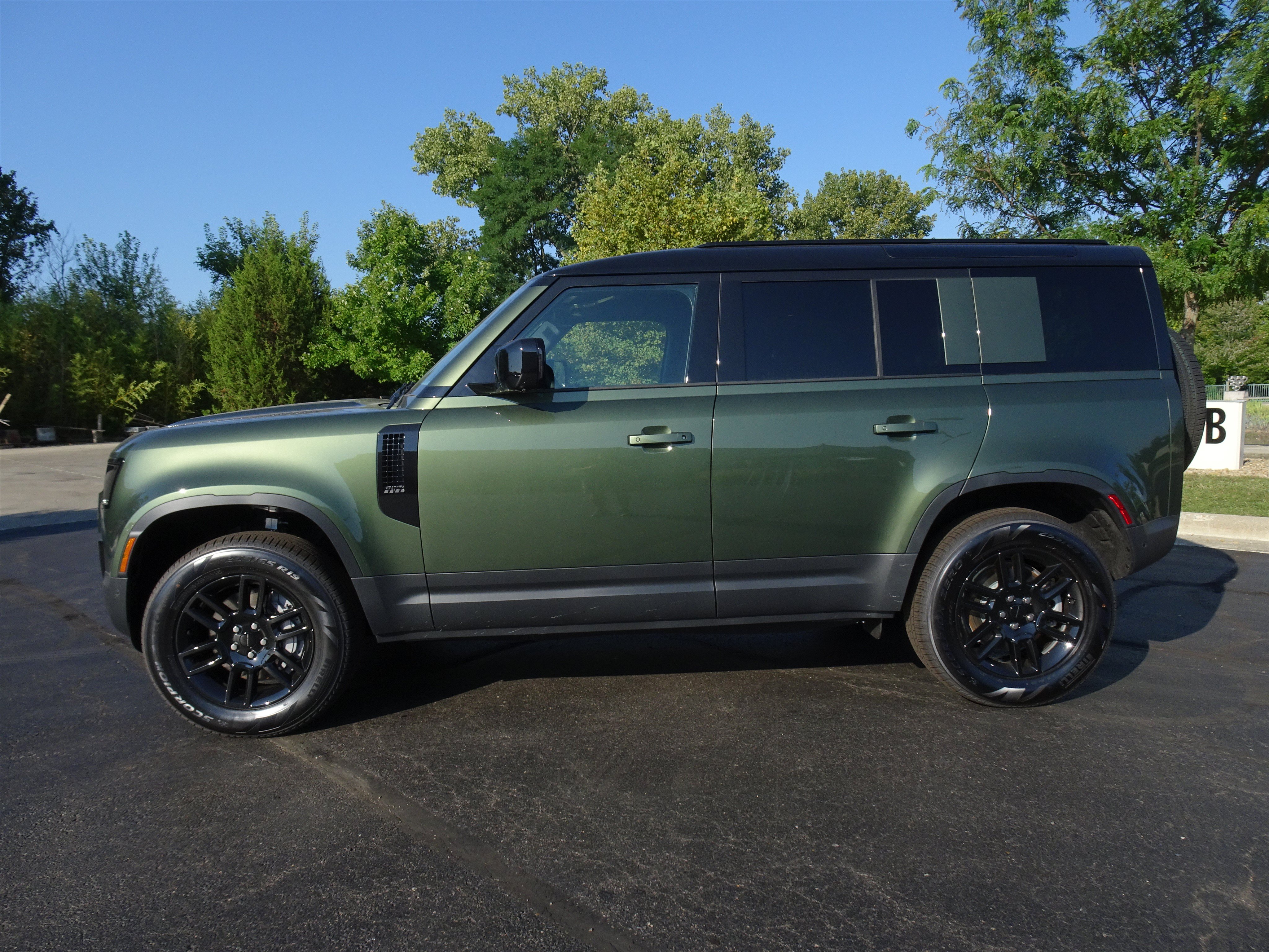 New 2026 Land Rover Defender 110 S AWD/4WD image 9