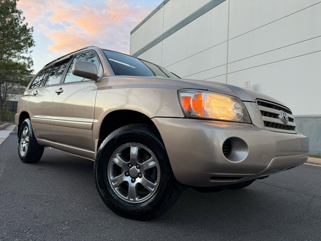 Used 2005 Toyota Highlander 4WD V6 w/ 3rd Row image 6