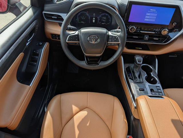 Certified 2024 Toyota Highlander Platinum AWD/4WD image 11