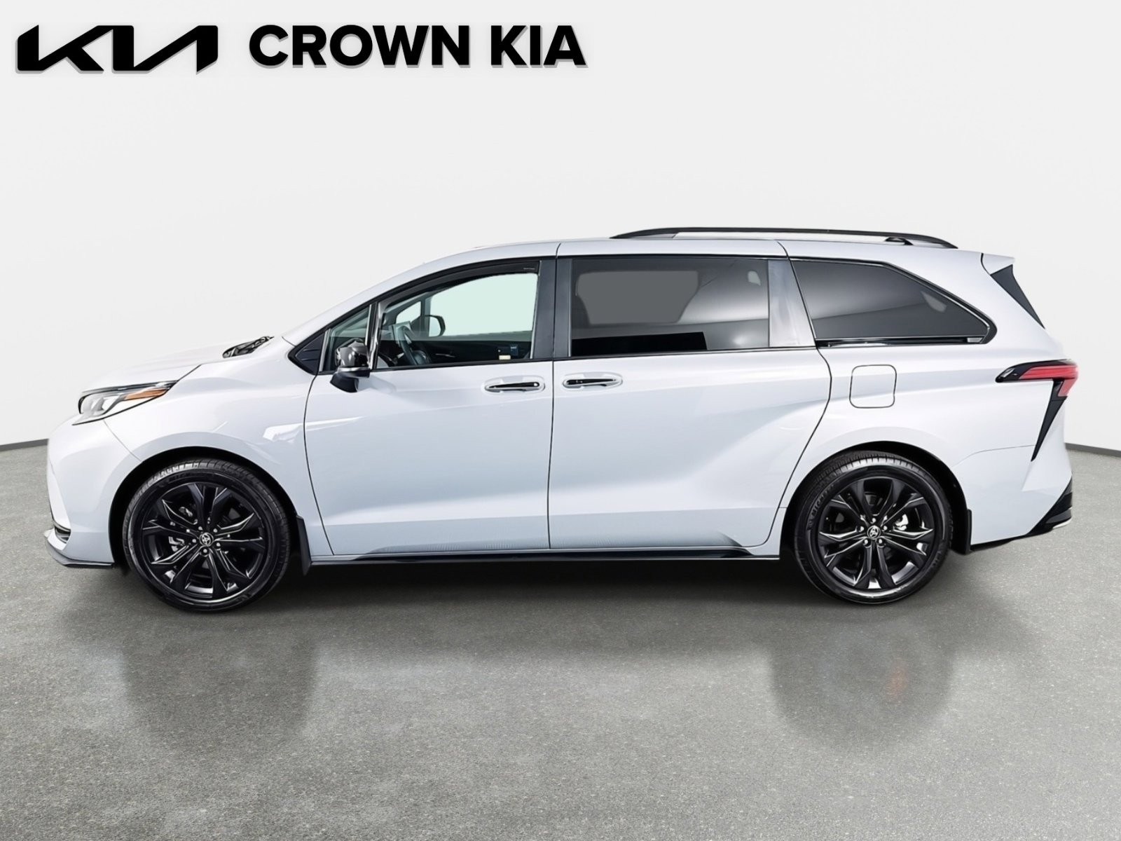 Used 2025 Toyota Sienna XSE w/ XSE Plus Package image 9