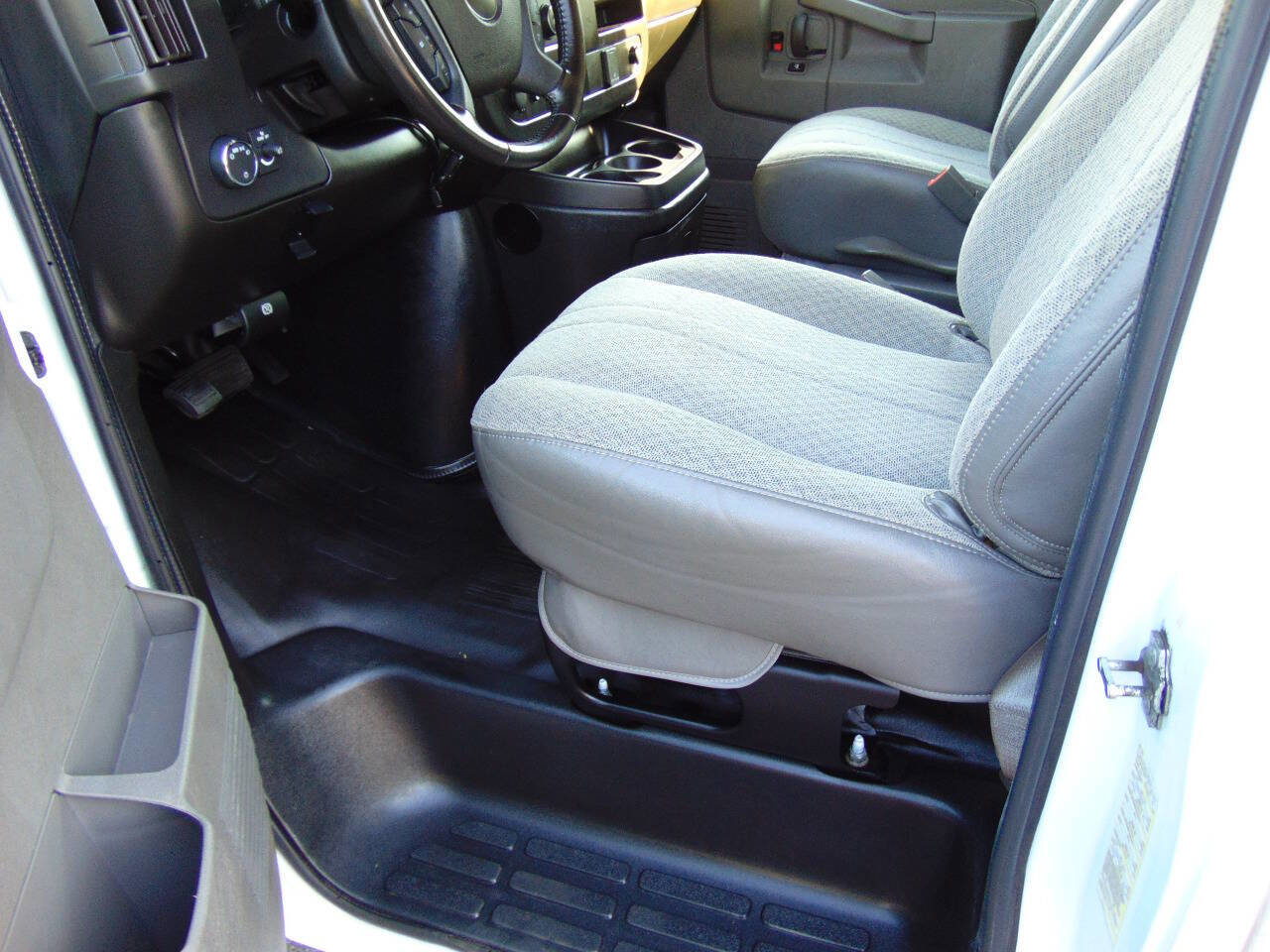 Used 2022 GMC Savana 3500 w/ Power Convenience Package RWD image 5