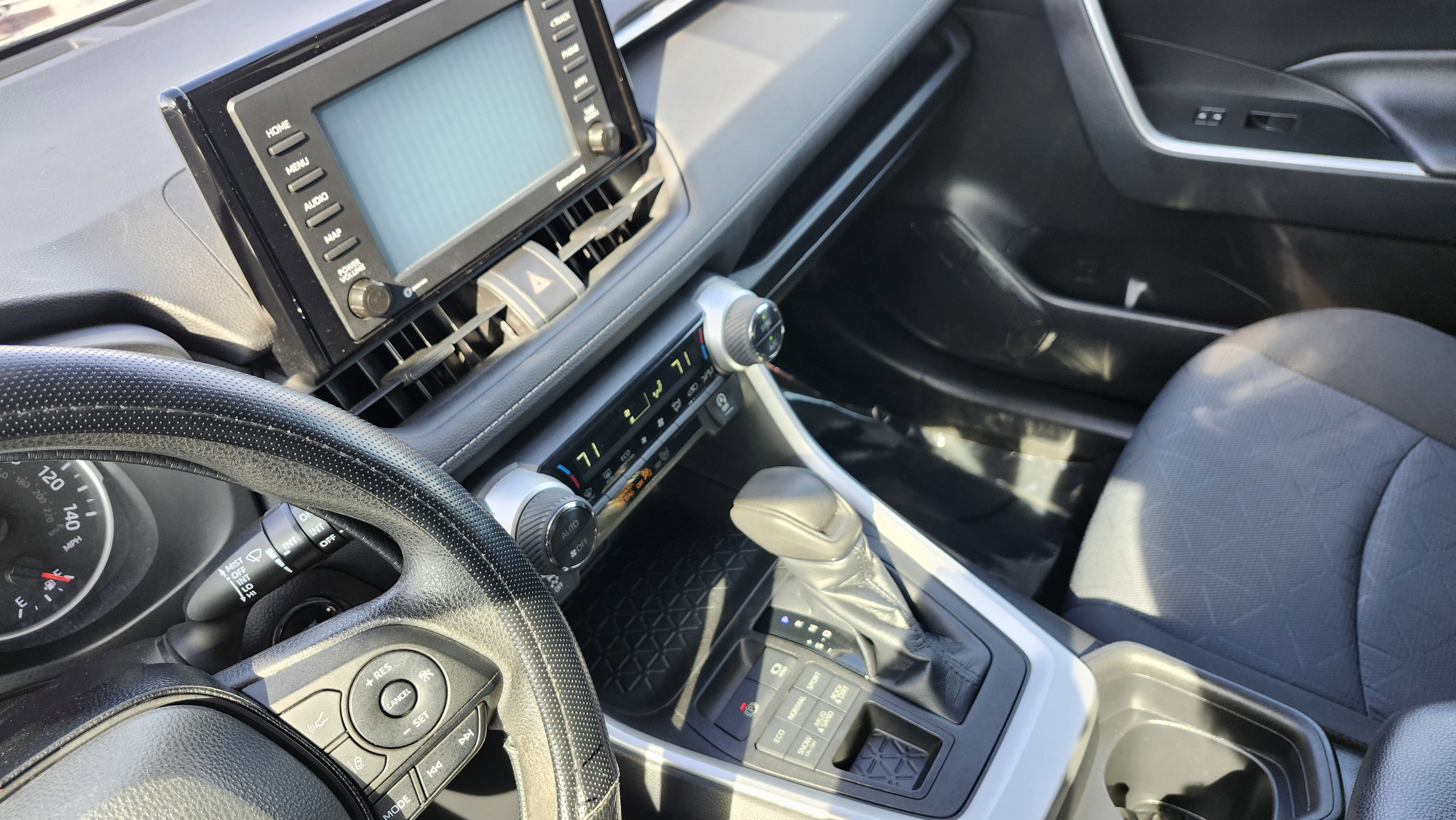 Used 2021 Toyota RAV4 XLE w/ Carpet Mat Package (TMS) image 28