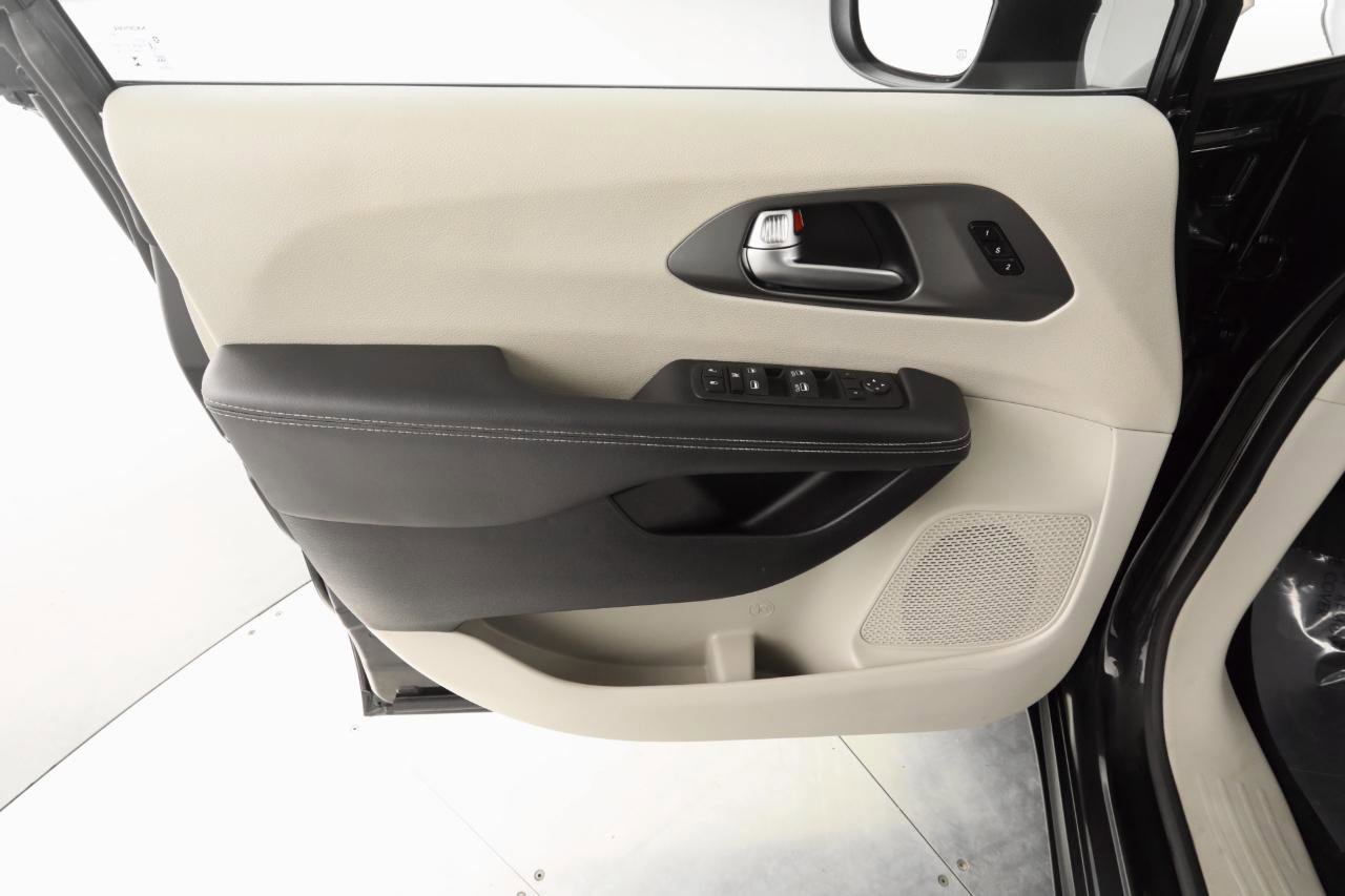Used 2023 Chrysler Pacifica Touring-L image 10