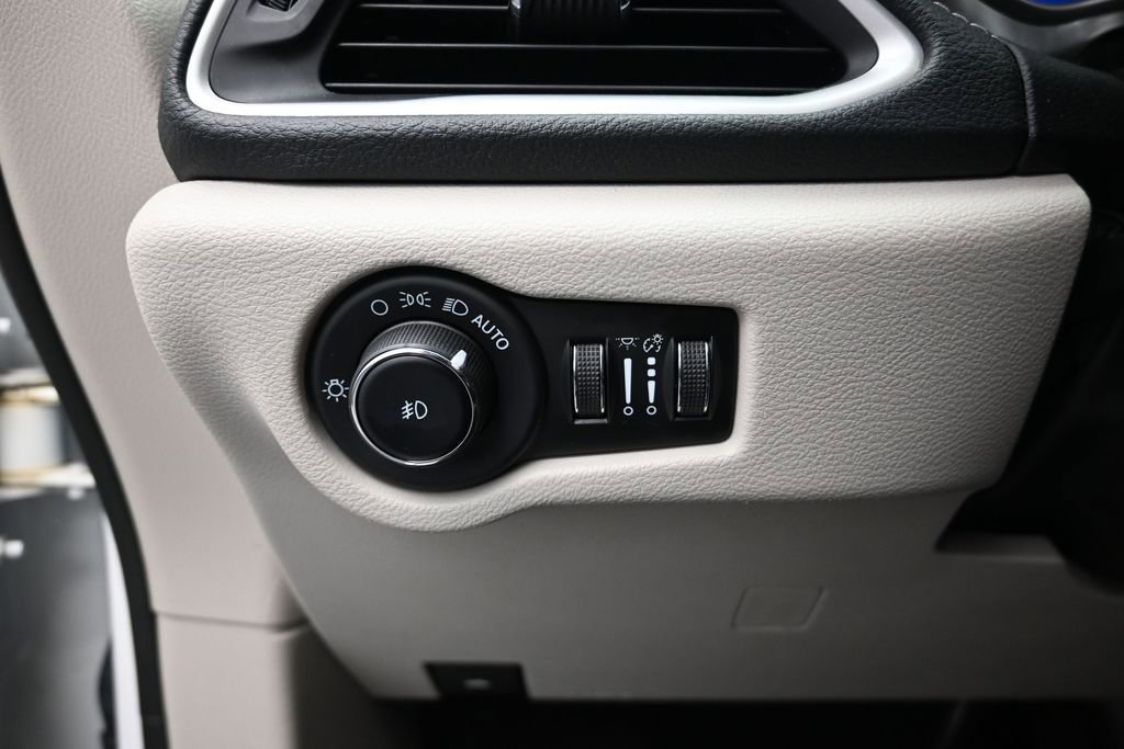 Used 2023 Chrysler Pacifica Touring-L FWD image 16