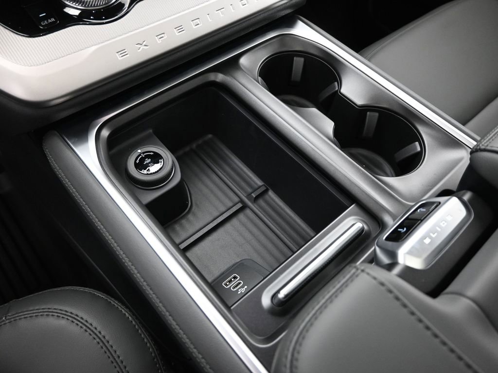 New 2026 Ford Expedition Active image 18
