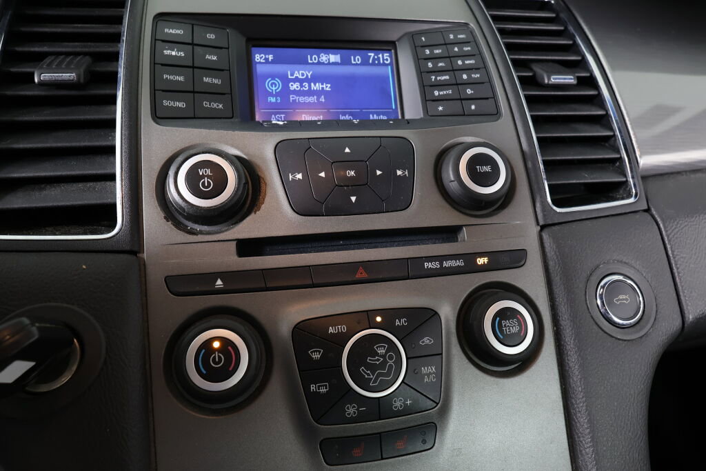 Used 2015 Ford Taurus SEL image 35