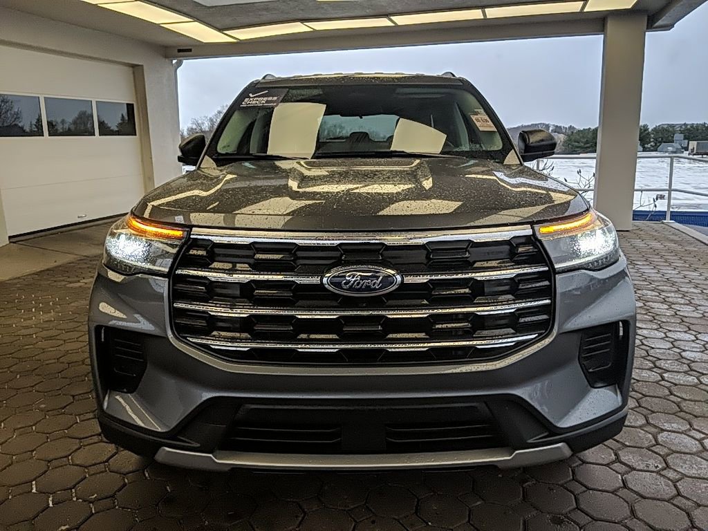 Used 2025 Ford Explorer Active image 2