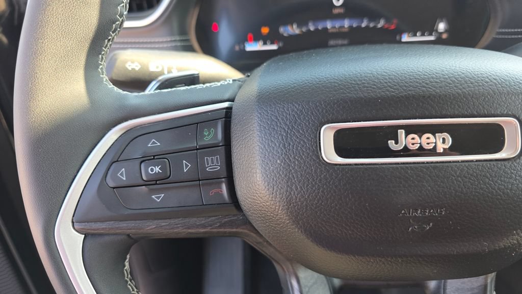 Used 2023 Jeep Grand Cherokee Limited AWD/4WD image 16