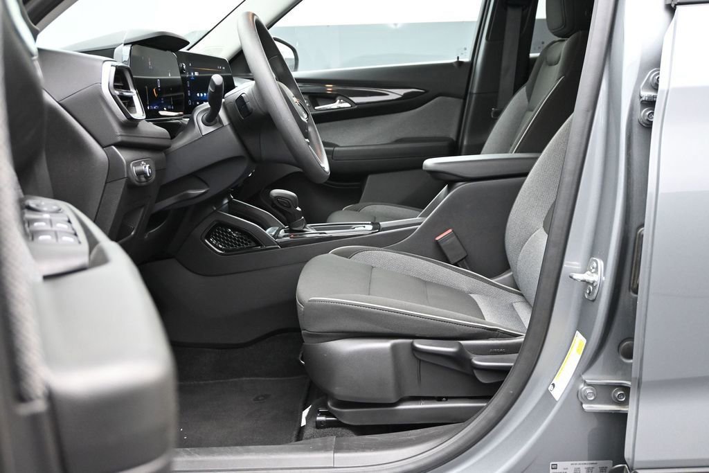 Used 2025 Chevrolet TrailBlazer LT AWD/4WD image 21