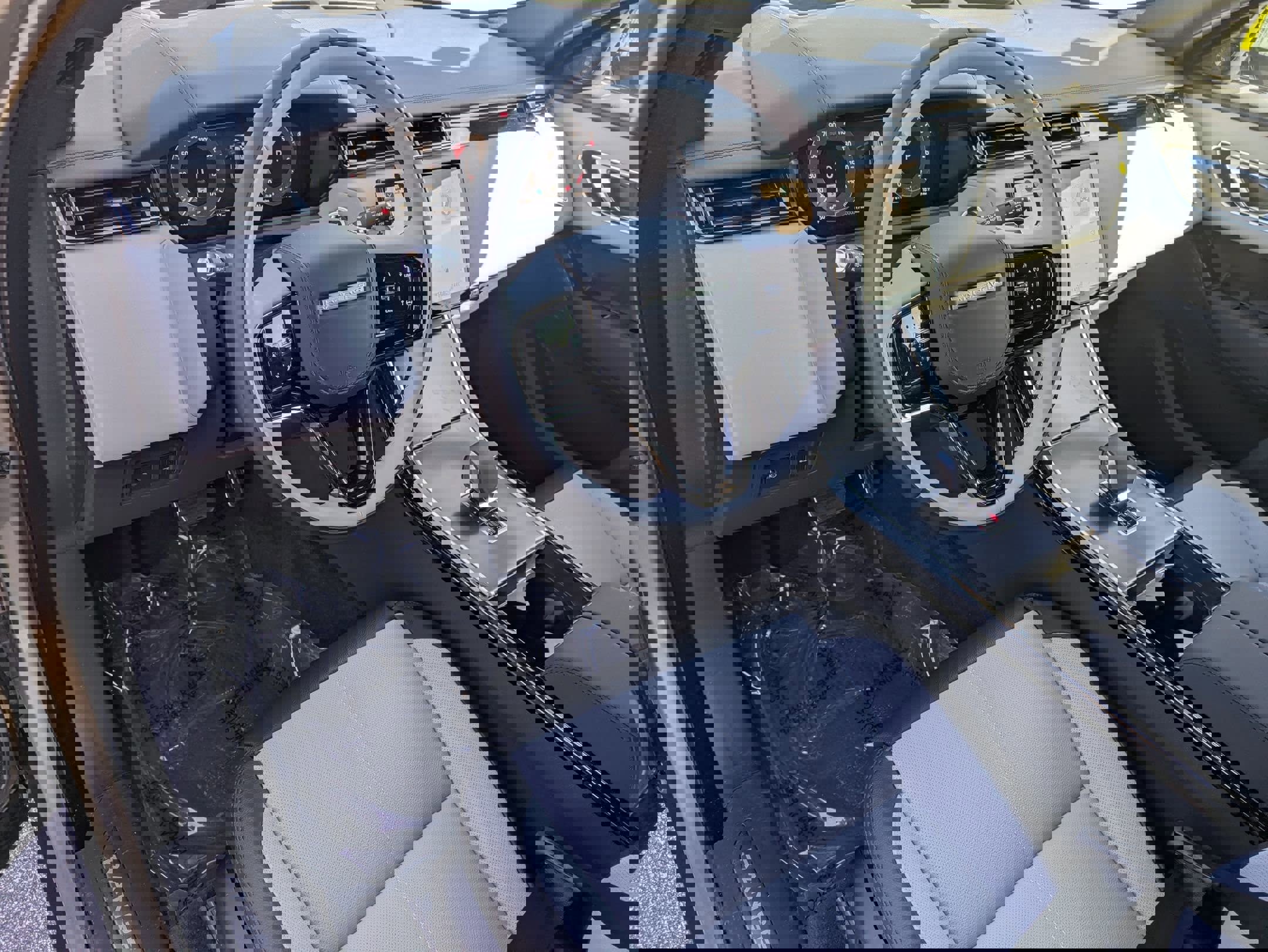 New 2026 Land Rover Range Rover Velar Dynamic SE AWD/4WD image 9