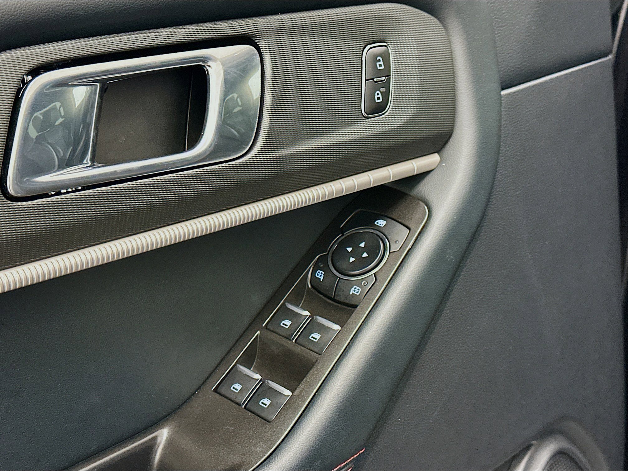 Used 2025 Ford Explorer ST-Line image 15