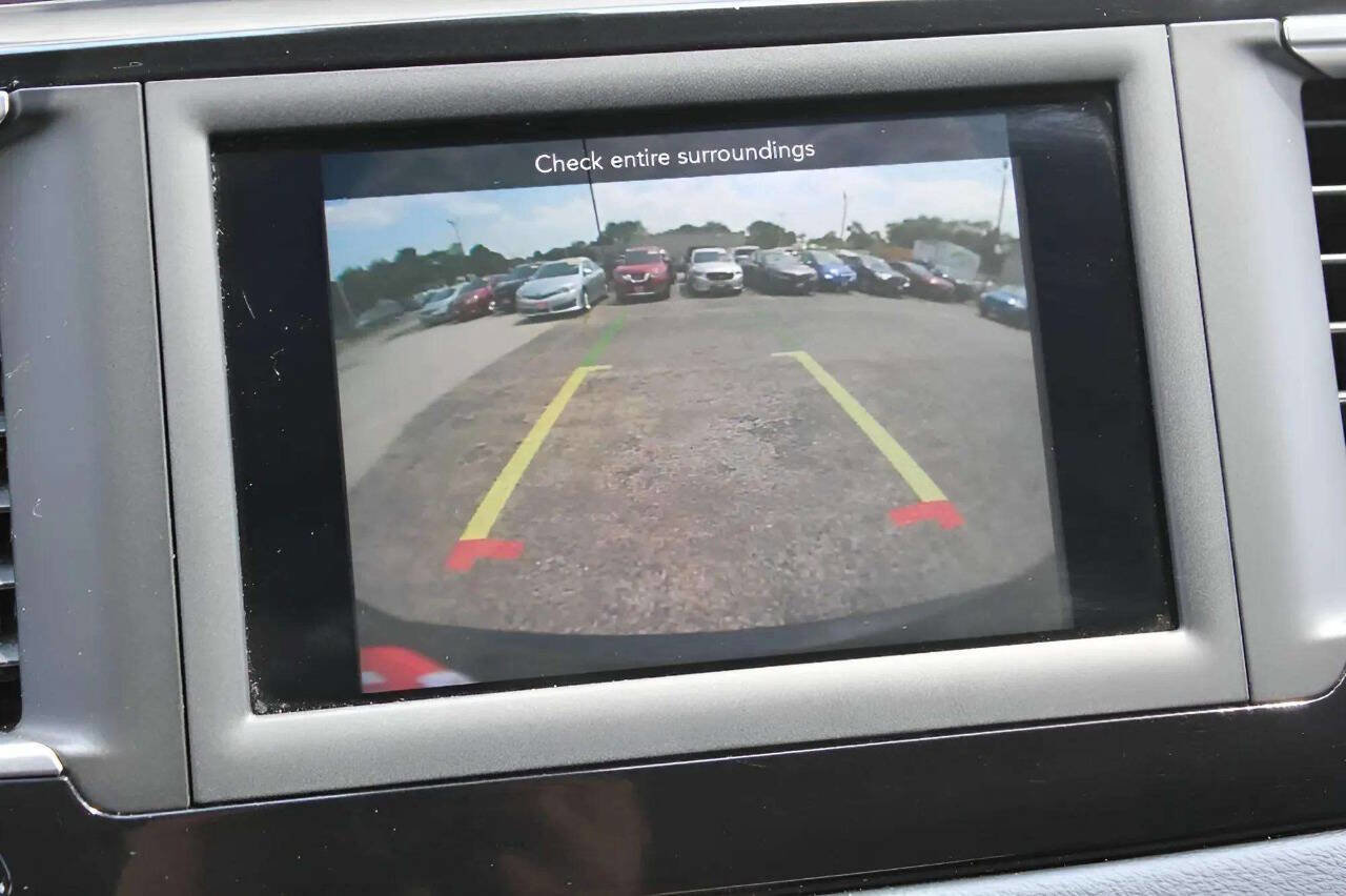 Used 2021 Chrysler Voyager Lxi image 14