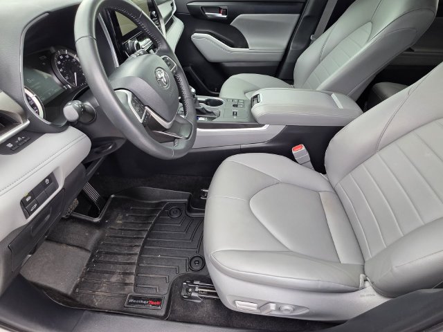 Used 2025 Toyota Highlander XLE FWD image 6