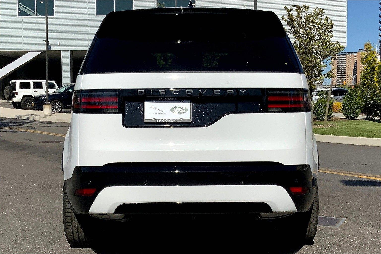 New 2025 Land Rover Discovery Dynamic SE image 4