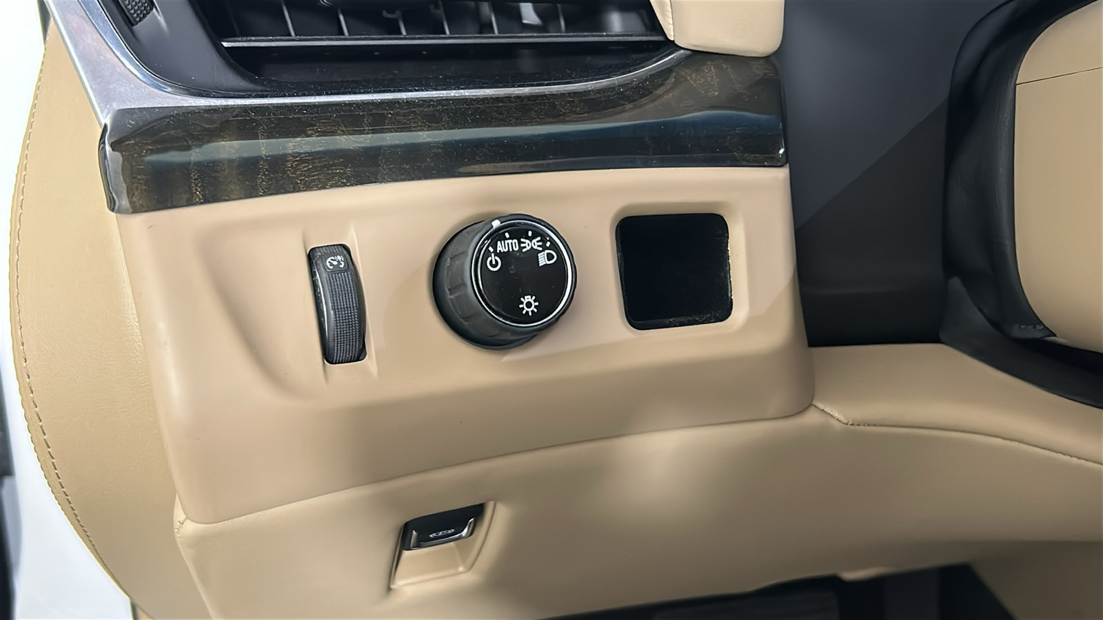 Used 2019 Cadillac Escalade Platinum RWD image 24