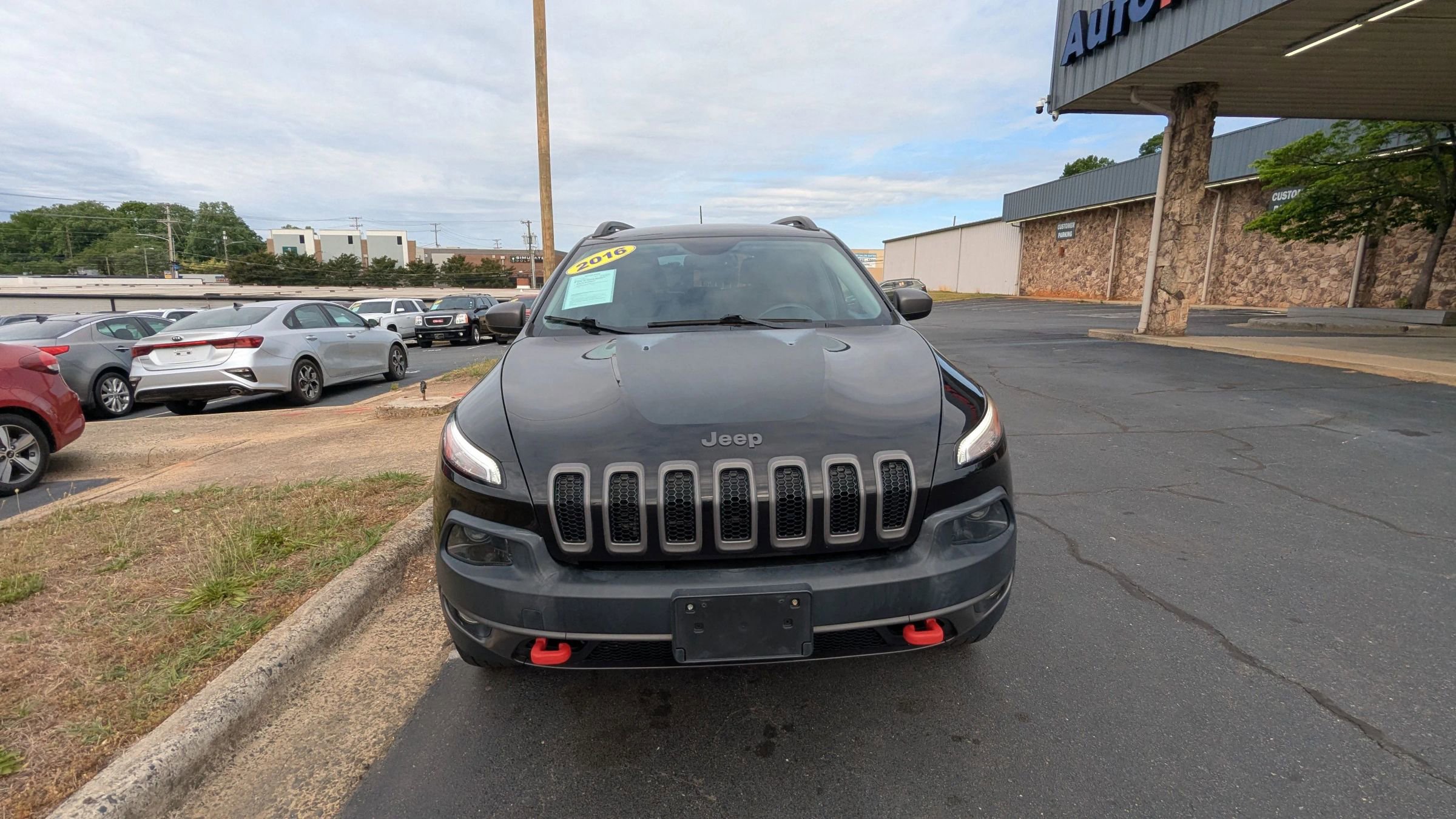 Used 2016 Jeep Cherokee Trailhawk w/ Comfort/Convenience Group AWD/4WD image 2