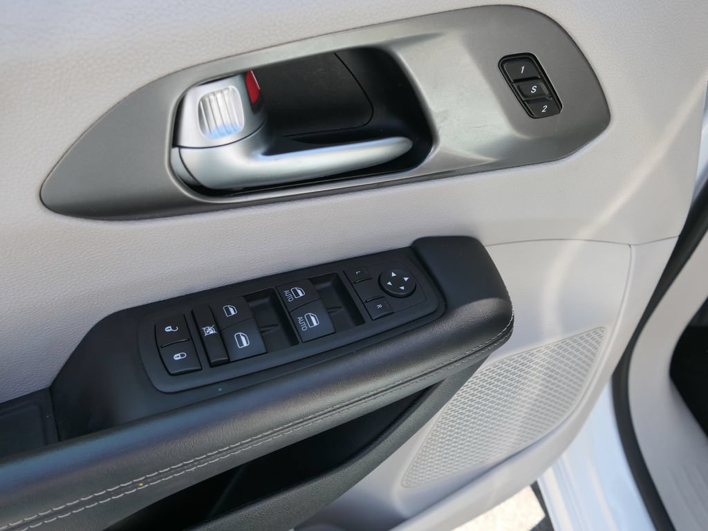 Used 2023 Chrysler Pacifica Touring-L FWD image 12