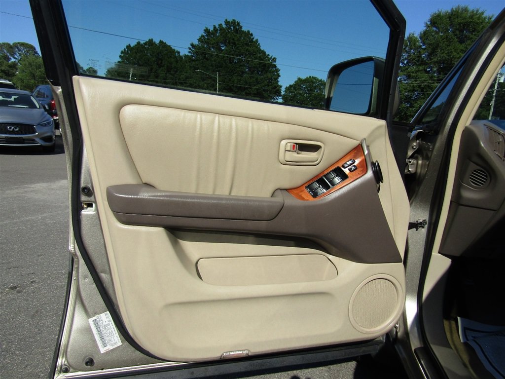 Used 2000 Lexus RX 300 4WD w/ Limited Pkg image 16