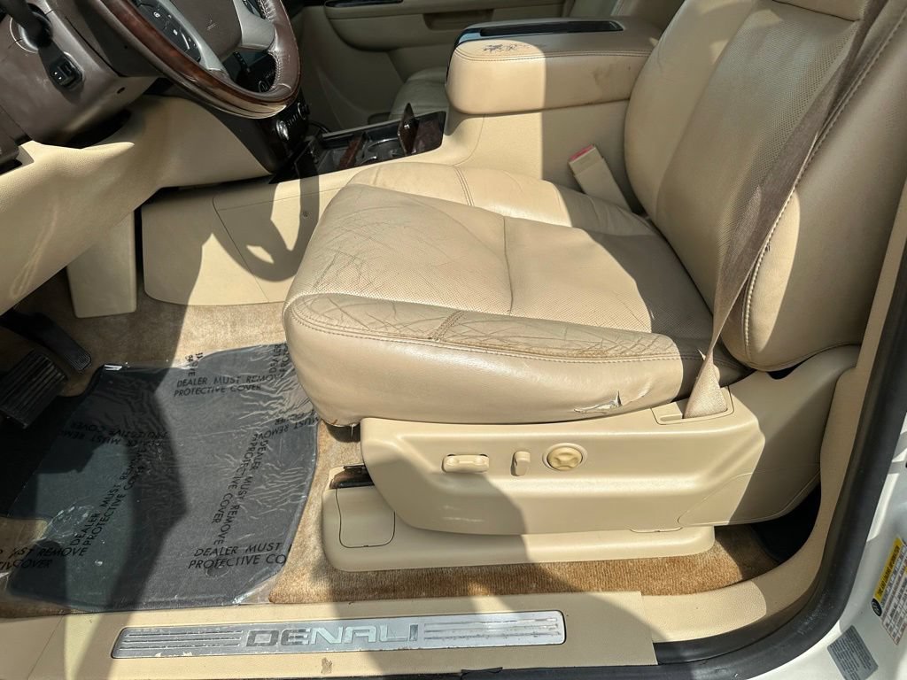 Used 2011 GMC Yukon XL Denali RWD image 14