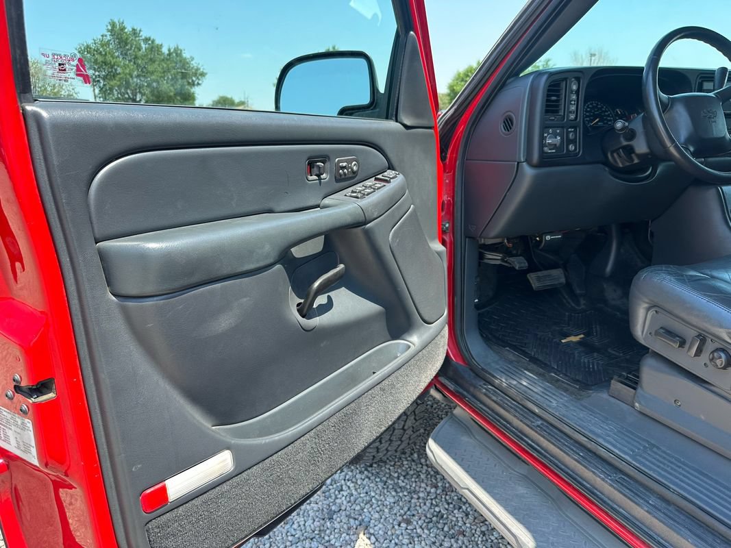 Used 2002 Chevrolet Avalanche 2500 w/ Convenience Pkg AWD/4WD image 32