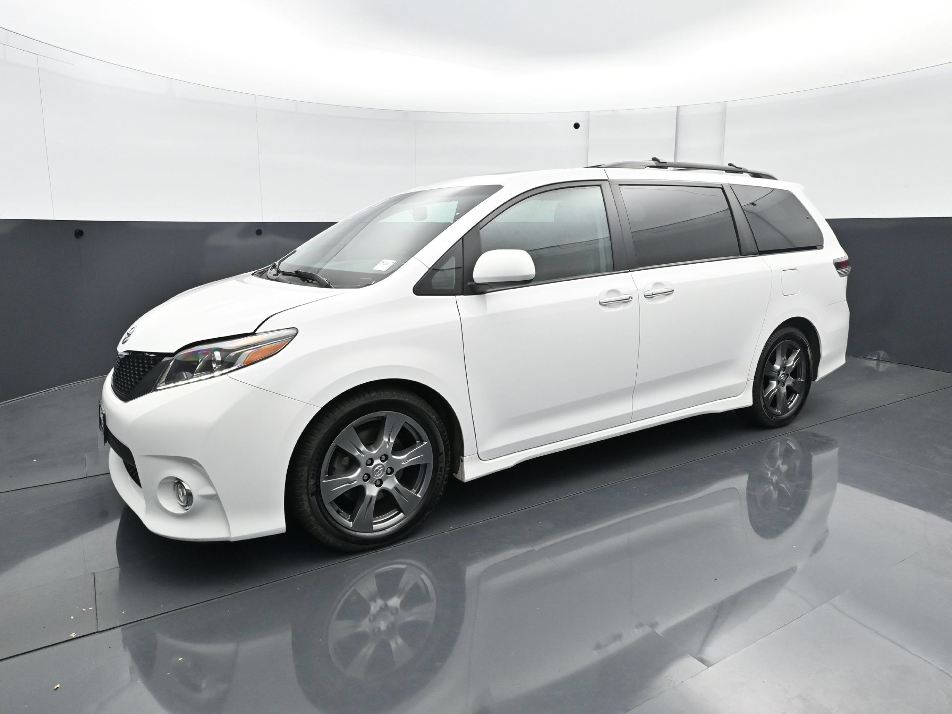 Used 2017 Toyota Sienna SE w/ SE Preferred Package FWD image 2
