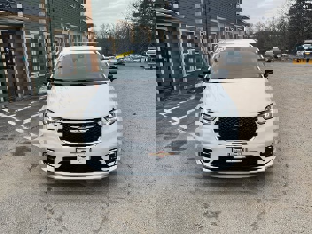 Used 2024 Chrysler Pacifica Touring-L image 4