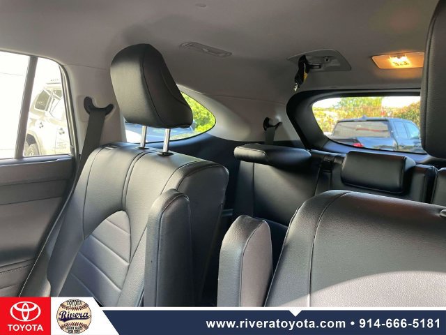 Used 2024 Toyota Highlander XLE AWD/4WD image 13